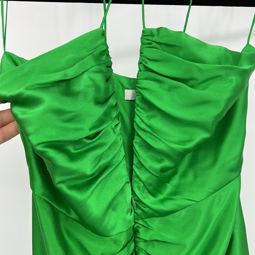 The Sei Keyhole Gathered Dress in Palm 0 - Picture 8 of 10